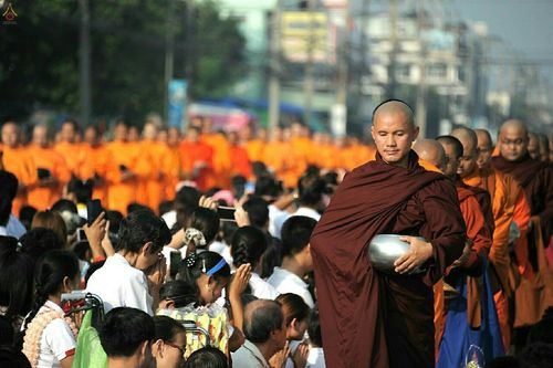 ภาพ No.18984:ประมวลภาพตักบาตรพระ 10,000 รูป ณ ถนนเอกชัย จ.สมุทรสาคร
