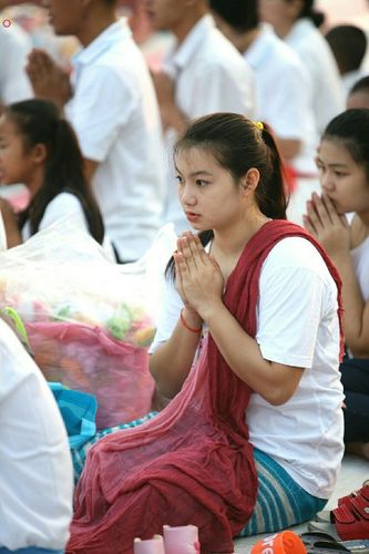 ภาพ No.18985:ประมวลภาพตักบาตรพระ 10,000 รูป ณ ถนนเอกชัย จ.สมุทรสาคร