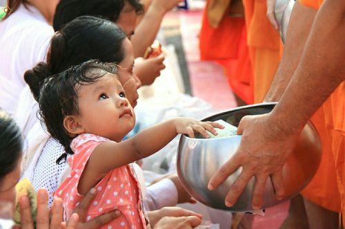 ภาพ No.18986:ประมวลภาพตักบาตรพระ 10,000 รูป ณ ถนนเอกชัย จ.สมุทรสาคร