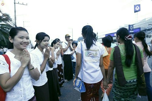 ภาพ No.18988:ประมวลภาพตักบาตรพระ 10,000 รูป ณ ถนนเอกชัย จ.สมุทรสาคร
