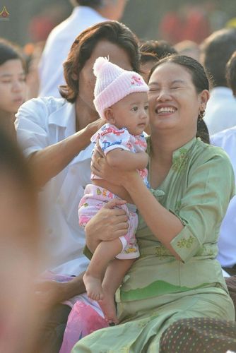 ภาพ No.18987:ประมวลภาพตักบาตรพระ 10,000 รูป ณ ถนนเอกชัย จ.สมุทรสาคร