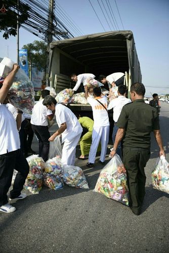 ภาพ No.18989:ประมวลภาพตักบาตรพระ 10,000 รูป ณ ถนนเอกชัย จ.สมุทรสาคร