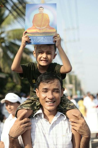 ภาพ No.18991:ประมวลภาพตักบาตรพระ 10,000 รูป ณ ถนนเอกชัย จ.สมุทรสาคร