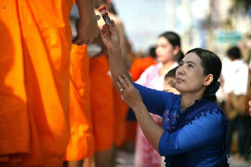 ภาพ No.18990:ประมวลภาพตักบาตรพระ 10,000 รูป ณ ถนนเอกชัย จ.สมุทรสาคร
