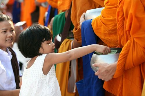 ภาพ No.18992:ประมวลภาพตักบาตรพระ 10,000 รูป ณ ถนนเอกชัย จ.สมุทรสาคร