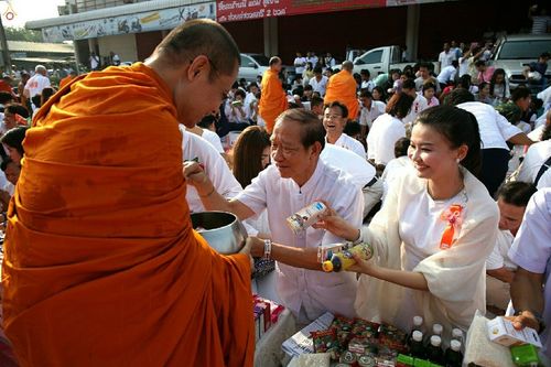 ภาพ No.18994:ประมวลภาพตักบาตรพระ 10,000 รูป ณ ถนนเอกชัย จ.สมุทรสาคร