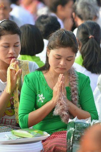ภาพ No.18997:ประมวลภาพตักบาตรพระ 10,000 รูป ณ ถนนเอกชัย จ.สมุทรสาคร
