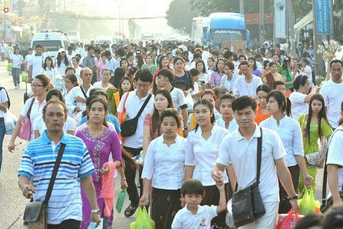 ภาพ No.19000:ประมวลภาพตักบาตรพระ 10,000 รูป ณ ถนนเอกชัย จ.สมุทรสาคร