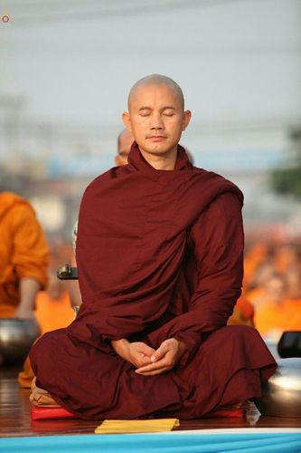 ภาพ No.19001:ประมวลภาพตักบาตรพระ 10,000 รูป ณ ถนนเอกชัย จ.สมุทรสาคร