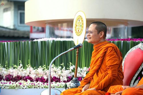 ภาพ No.19005:ประมวลภาพตักบาตรพระ 10,000 รูป ณ ถนนเอกชัย จ.สมุทรสาคร