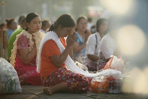 ภาพ No.19002:ประมวลภาพตักบาตรพระ 10,000 รูป ณ ถนนเอกชัย จ.สมุทรสาคร