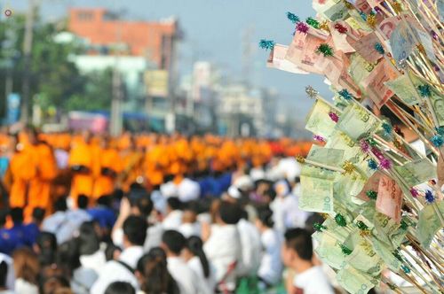 ภาพ No.19003:ประมวลภาพตักบาตรพระ 10,000 รูป ณ ถนนเอกชัย จ.สมุทรสาคร