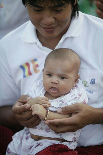ภาพ No.19006:ประมวลภาพตักบาตรพระ 10,000 รูป ณ ถนนเอกชัย จ.สมุทรสาคร