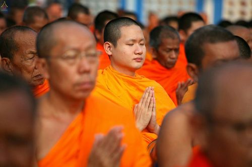 ภาพ No.19007:ประมวลภาพตักบาตรพระ 10,000 รูป ณ ถนนเอกชัย จ.สมุทรสาคร