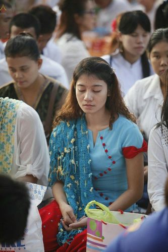ภาพ No.19009:ประมวลภาพตักบาตรพระ 10,000 รูป ณ ถนนเอกชัย จ.สมุทรสาคร
