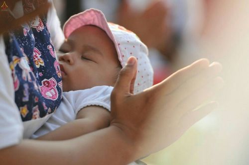 ภาพ No.19010:ประมวลภาพตักบาตรพระ 10,000 รูป ณ ถนนเอกชัย จ.สมุทรสาคร