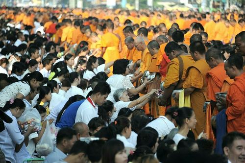 ภาพ No.19012:ประมวลภาพตักบาตรพระ 10,000 รูป ณ ถนนเอกชัย จ.สมุทรสาคร