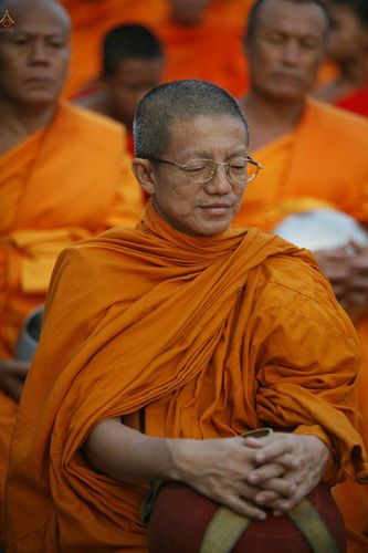 ภาพ No.19011:ประมวลภาพตักบาตรพระ 10,000 รูป ณ ถนนเอกชัย จ.สมุทรสาคร