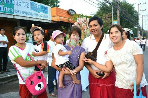 ภาพ No.19015:ประมวลภาพตักบาตรพระ 10,000 รูป ณ ถนนเอกชัย จ.สมุทรสาคร