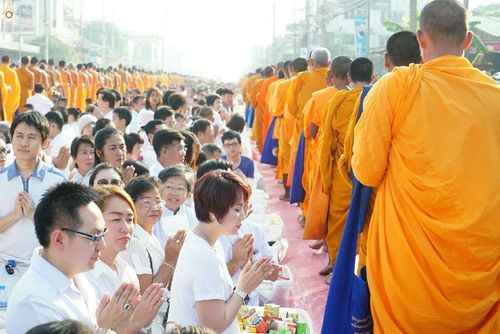 ภาพ No.19013:ประมวลภาพตักบาตรพระ 10,000 รูป ณ ถนนเอกชัย จ.สมุทรสาคร