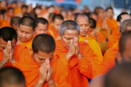 ภาพ No.19018:ประมวลภาพตักบาตรพระ 10,000 รูป ณ ถนนเอกชัย จ.สมุทรสาคร