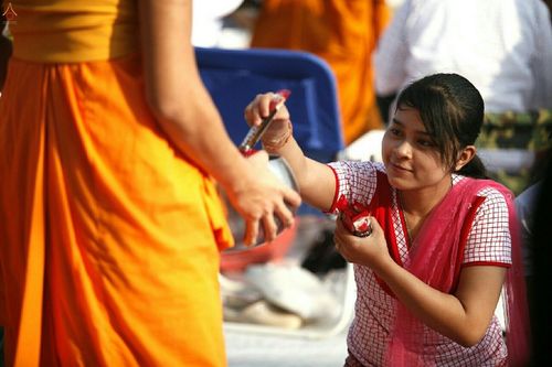 ภาพ No.19019:ประมวลภาพตักบาตรพระ 10,000 รูป ณ ถนนเอกชัย จ.สมุทรสาคร