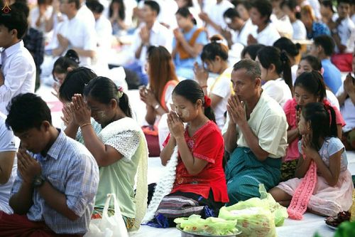 ภาพ No.19022:ประมวลภาพตักบาตรพระ 10,000 รูป ณ ถนนเอกชัย จ.สมุทรสาคร