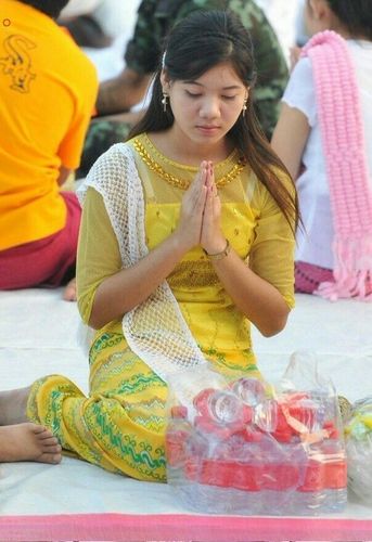 ภาพ No.19020:ประมวลภาพตักบาตรพระ 10,000 รูป ณ ถนนเอกชัย จ.สมุทรสาคร