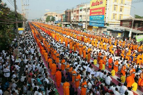 ภาพ No.19023:ประมวลภาพตักบาตรพระ 10,000 รูป ณ ถนนเอกชัย จ.สมุทรสาคร