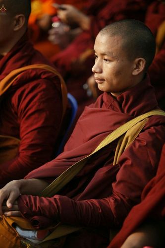 ภาพ No.19024:ประมวลภาพตักบาตรพระ 10,000 รูป ณ ถนนเอกชัย จ.สมุทรสาคร