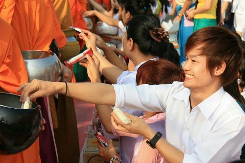 ภาพ No.19026:ประมวลภาพตักบาตรพระ 10,000 รูป ณ ถนนเอกชัย จ.สมุทรสาคร