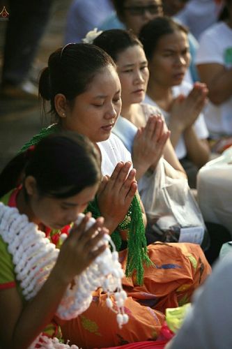 ภาพ No.19025:ประมวลภาพตักบาตรพระ 10,000 รูป ณ ถนนเอกชัย จ.สมุทรสาคร