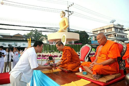 ภาพ No.19027:ประมวลภาพตักบาตรพระ 10,000 รูป ณ ถนนเอกชัย จ.สมุทรสาคร