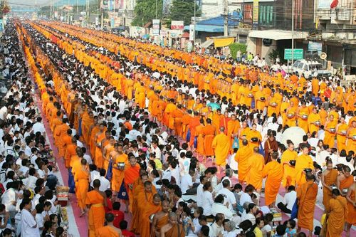 ภาพ No.19030:ประมวลภาพตักบาตรพระ 10,000 รูป ณ ถนนเอกชัย จ.สมุทรสาคร