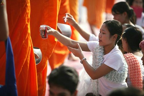 ภาพ No.19028:ประมวลภาพตักบาตรพระ 10,000 รูป ณ ถนนเอกชัย จ.สมุทรสาคร