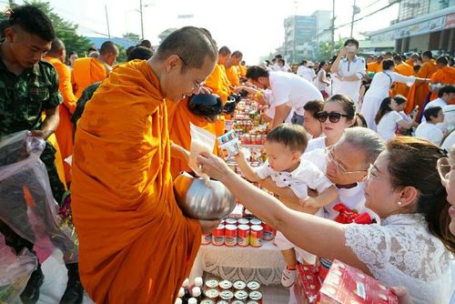 ภาพ No.19029:ประมวลภาพตักบาตรพระ 10,000 รูป ณ ถนนเอกชัย จ.สมุทรสาคร