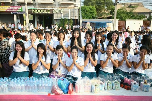 ภาพ No.19032:ประมวลภาพตักบาตรพระ 10,000 รูป ณ ถนนเอกชัย จ.สมุทรสาคร