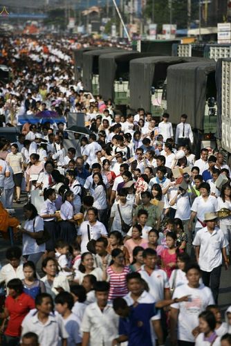 ภาพ No.19034:ประมวลภาพตักบาตรพระ 10,000 รูป ณ ถนนเอกชัย จ.สมุทรสาคร