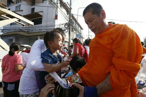 ภาพ No.19035:ประมวลภาพตักบาตรพระ 10,000 รูป ณ ถนนเอกชัย จ.สมุทรสาคร