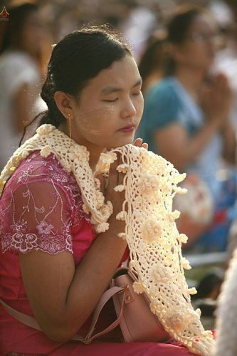 ภาพ No.19037:ประมวลภาพตักบาตรพระ 10,000 รูป ณ ถนนเอกชัย จ.สมุทรสาคร