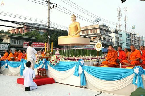 ภาพ No.19036:ประมวลภาพตักบาตรพระ 10,000 รูป ณ ถนนเอกชัย จ.สมุทรสาคร