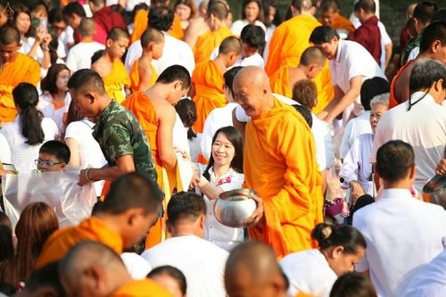 ภาพ No.19038:ประมวลภาพตักบาตรพระ 10,000 รูป ณ ถนนเอกชัย จ.สมุทรสาคร