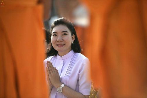 ภาพ No.19039:ประมวลภาพตักบาตรพระ 10,000 รูป ณ ถนนเอกชัย จ.สมุทรสาคร