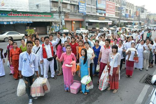 ภาพ No.19040:ประมวลภาพตักบาตรพระ 10,000 รูป ณ ถนนเอกชัย จ.สมุทรสาคร