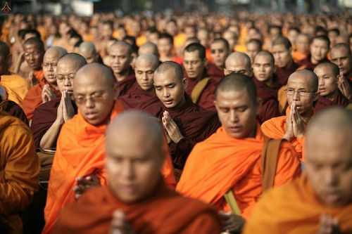 ภาพ No.19041:ประมวลภาพตักบาตรพระ 10,000 รูป ณ ถนนเอกชัย จ.สมุทรสาคร