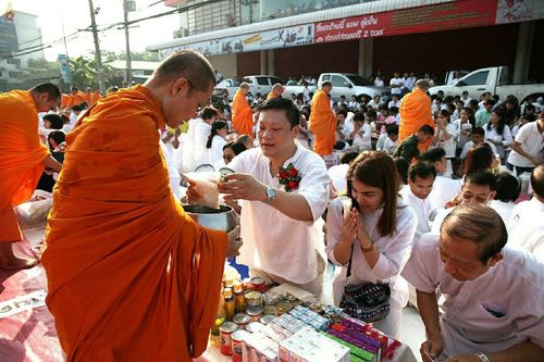 ภาพ No.19044:ประมวลภาพตักบาตรพระ 10,000 รูป ณ ถนนเอกชัย จ.สมุทรสาคร