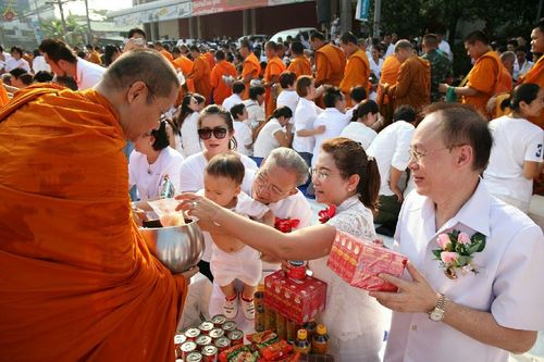 ภาพ No.19045:ประมวลภาพตักบาตรพระ 10,000 รูป ณ ถนนเอกชัย จ.สมุทรสาคร