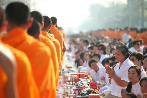 ภาพ No.19048:ประมวลภาพตักบาตรพระ 10,000 รูป ณ ถนนเอกชัย จ.สมุทรสาคร