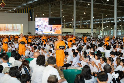 ภาพ No.318165:วันอาทิตย์ต้นเดือนที่ 5 เมษายน พ.ศ.2569 พิธีตักบาตร ณ บ้านแก้วเรือนทองคุณยายอาจารย์ฯ วัดพระธรรมกาย