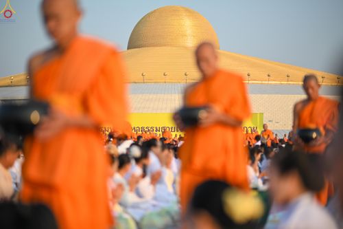 ภาพ No.279827:วันที่ 1 มกราคม พ.ศ.2569 พิธีตักบาตรในวันขึ้นปีใหม่ ณ ลานธรรม วัดพระธรรมกาย